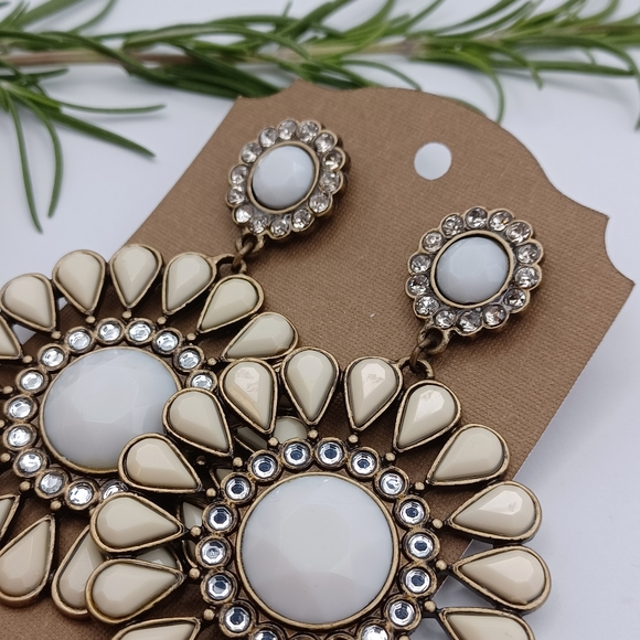 Vintage Avon Large Flower Earrings - Picture 4 of 8